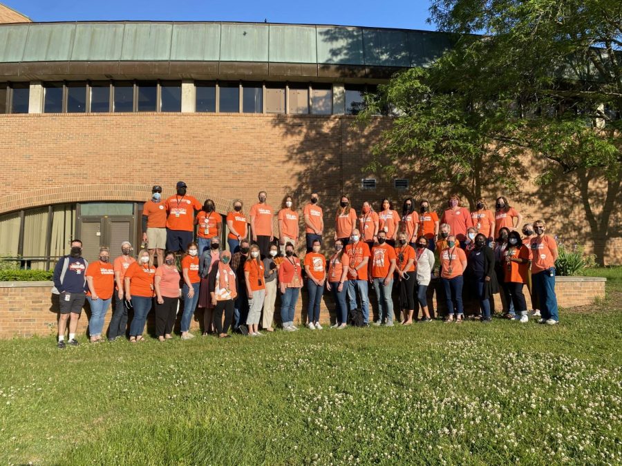 %E2%80%9CIt+feels+like+not+a+lot%2C+but+its+something%2C%E2%80%9D+said+Abbey+Wolford%2C+who+organized+and+initiated+Huron+teachers+to+wear+orange+in+support+of+gun+control.+%E2%80%9CIts+a+start.%E2%80%9D