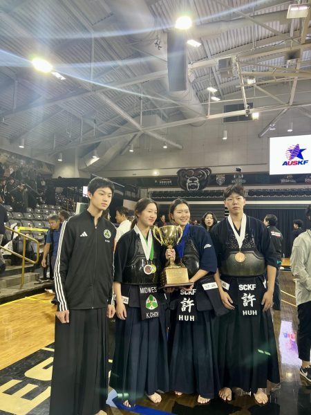 Choi (second from left) at the 2023 United States Kendo Federation junior competition, posing with friends. Photo courtesy of Choi. 