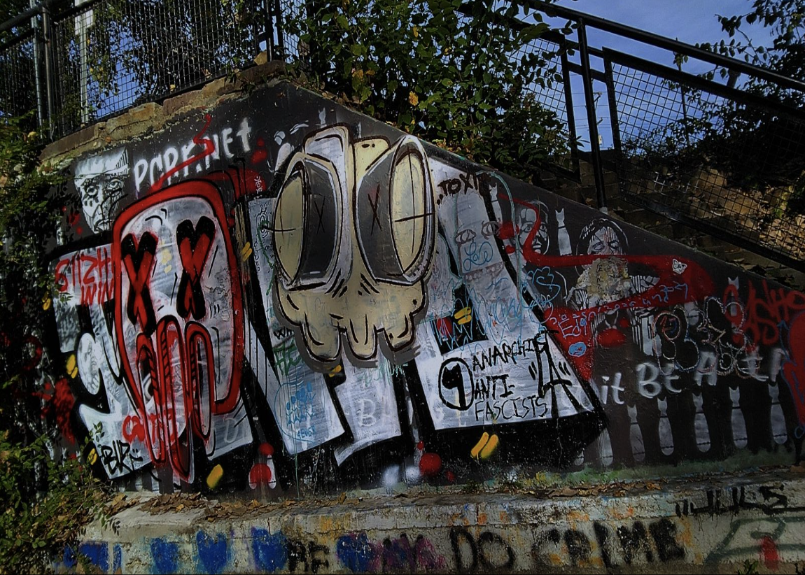 Muchas veces un artista de arte callejero trata de llevar un mensaje. Una historia pero muchas personas miran mal este tipo de arte.