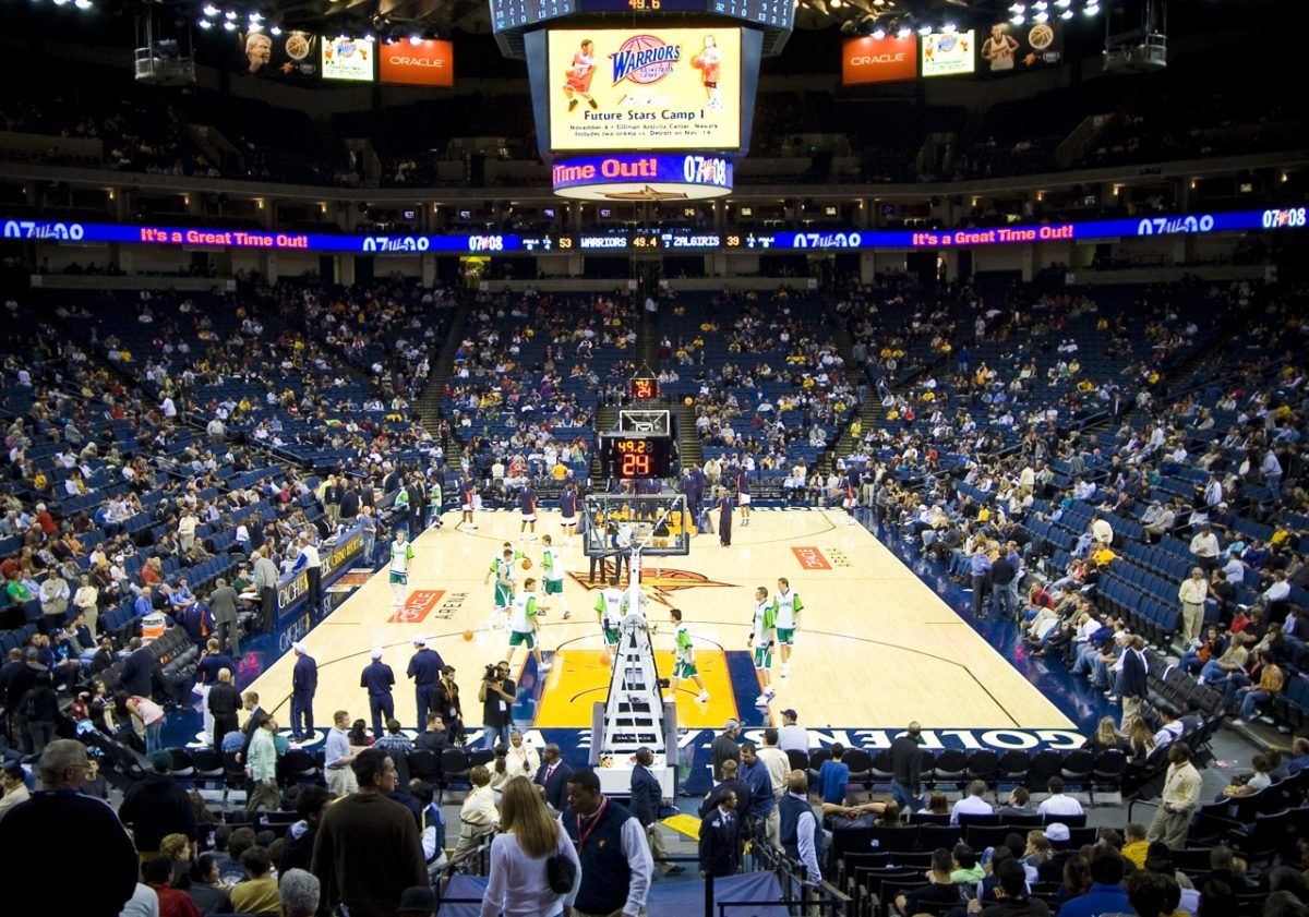 Fans fill Oracle Arena as the Golden State Warriors take the court. By Mike Disharoon - https://www.flickr.com/photos/mikedish/1584836688/in/photostream/, CC BY-SA 2.0, https://commons.wikimedia.org/w/index.php?curid=17398848